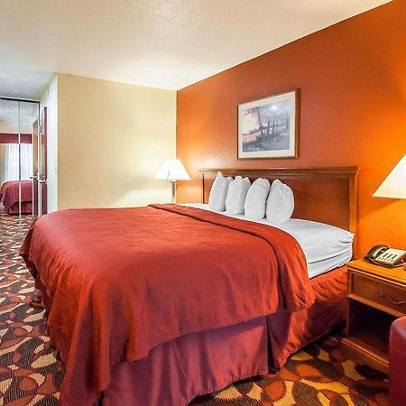 Quality Inn & Suites Kansas City I-435N Near Sports Complex Экстерьер фото