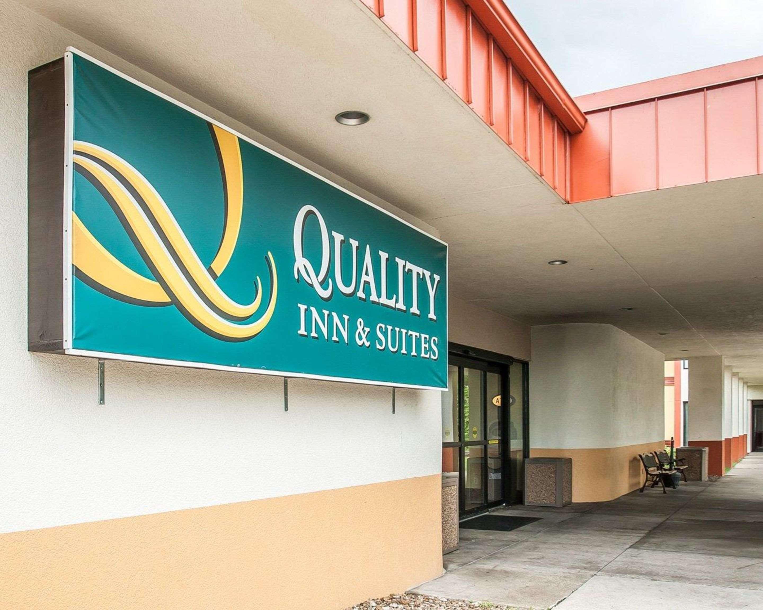 Quality Inn & Suites Kansas City I-435N Near Sports Complex Экстерьер фото