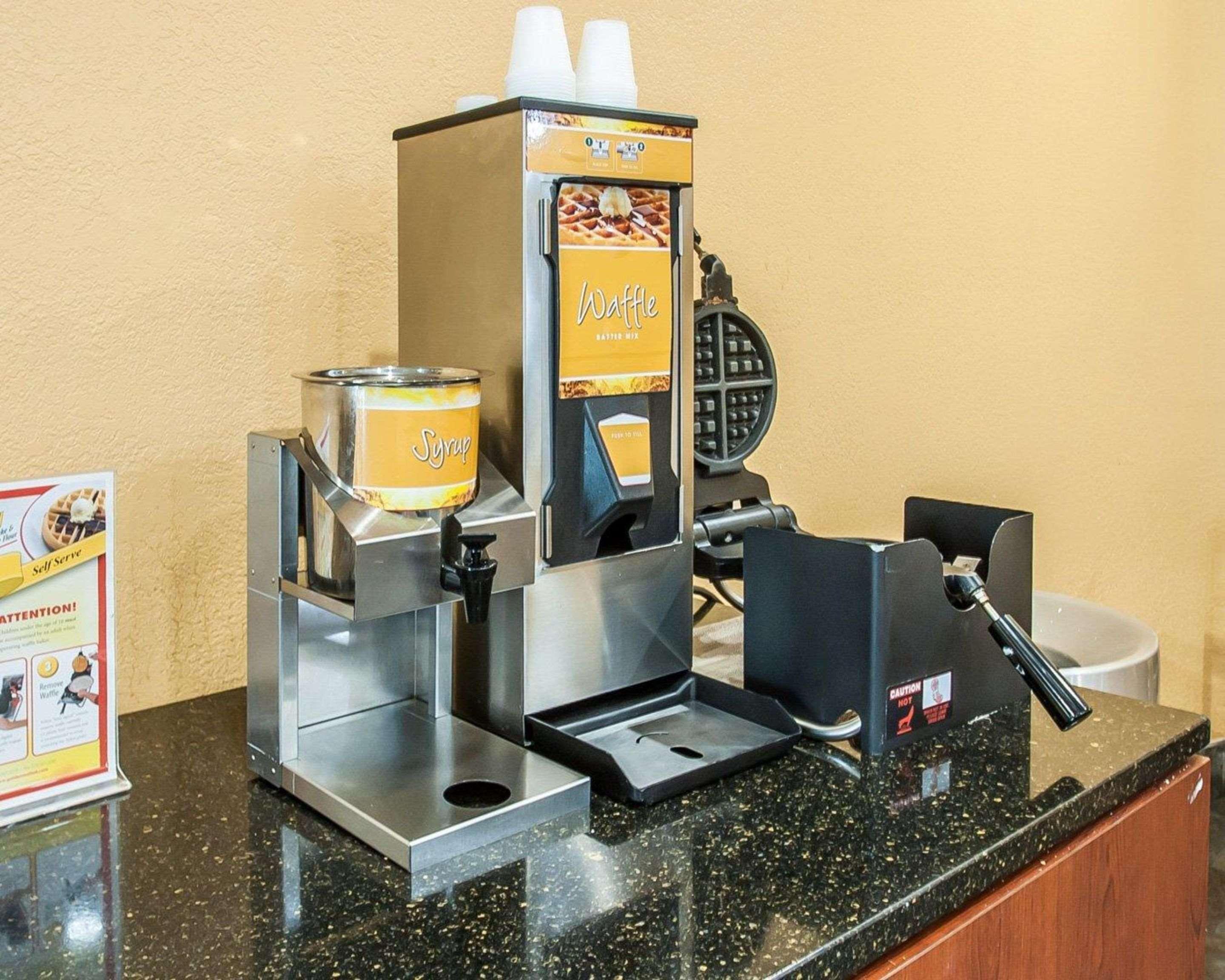 Quality Inn & Suites Kansas City I-435N Near Sports Complex Экстерьер фото
