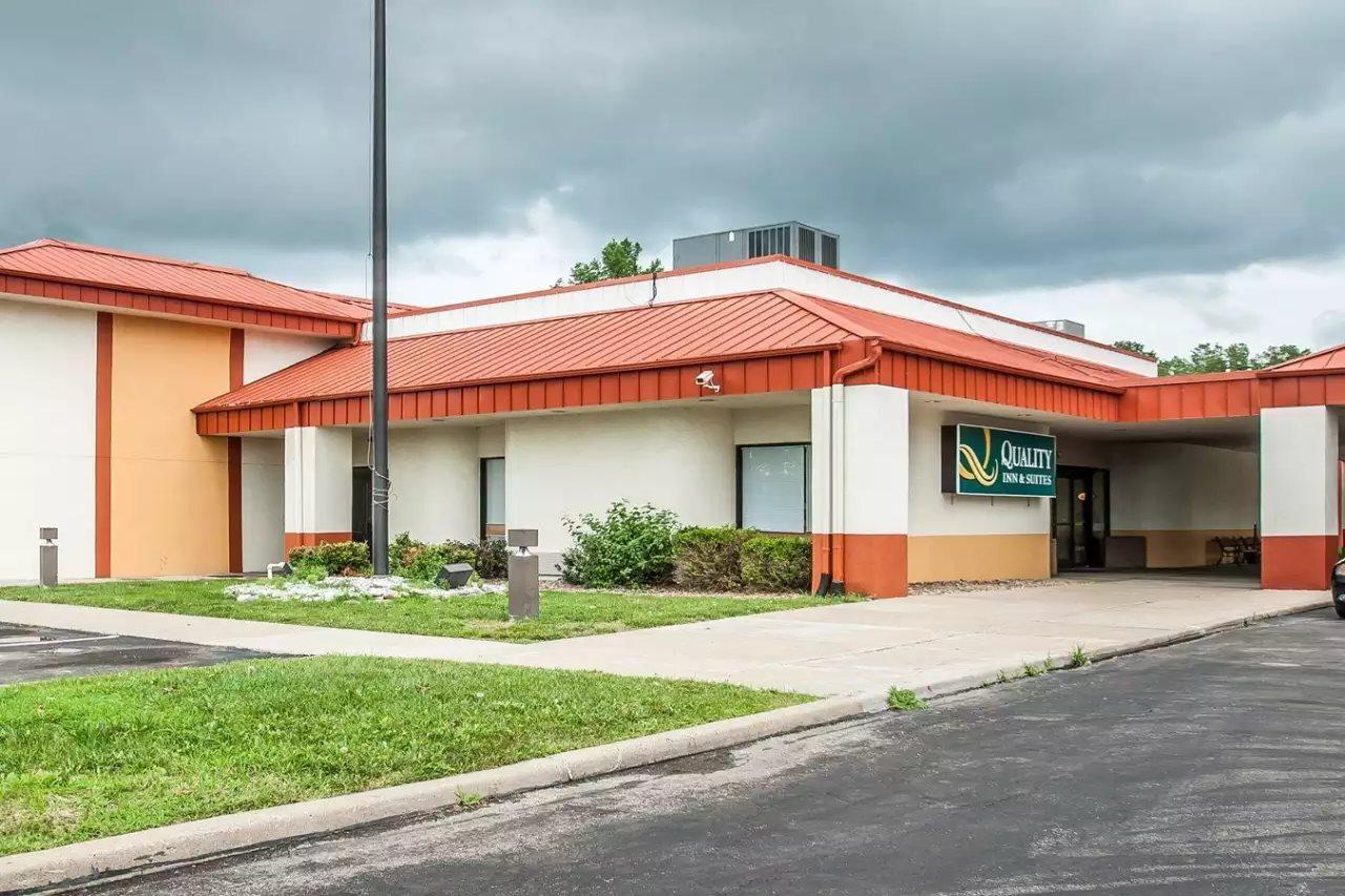 Quality Inn & Suites Kansas City I-435N Near Sports Complex Экстерьер фото