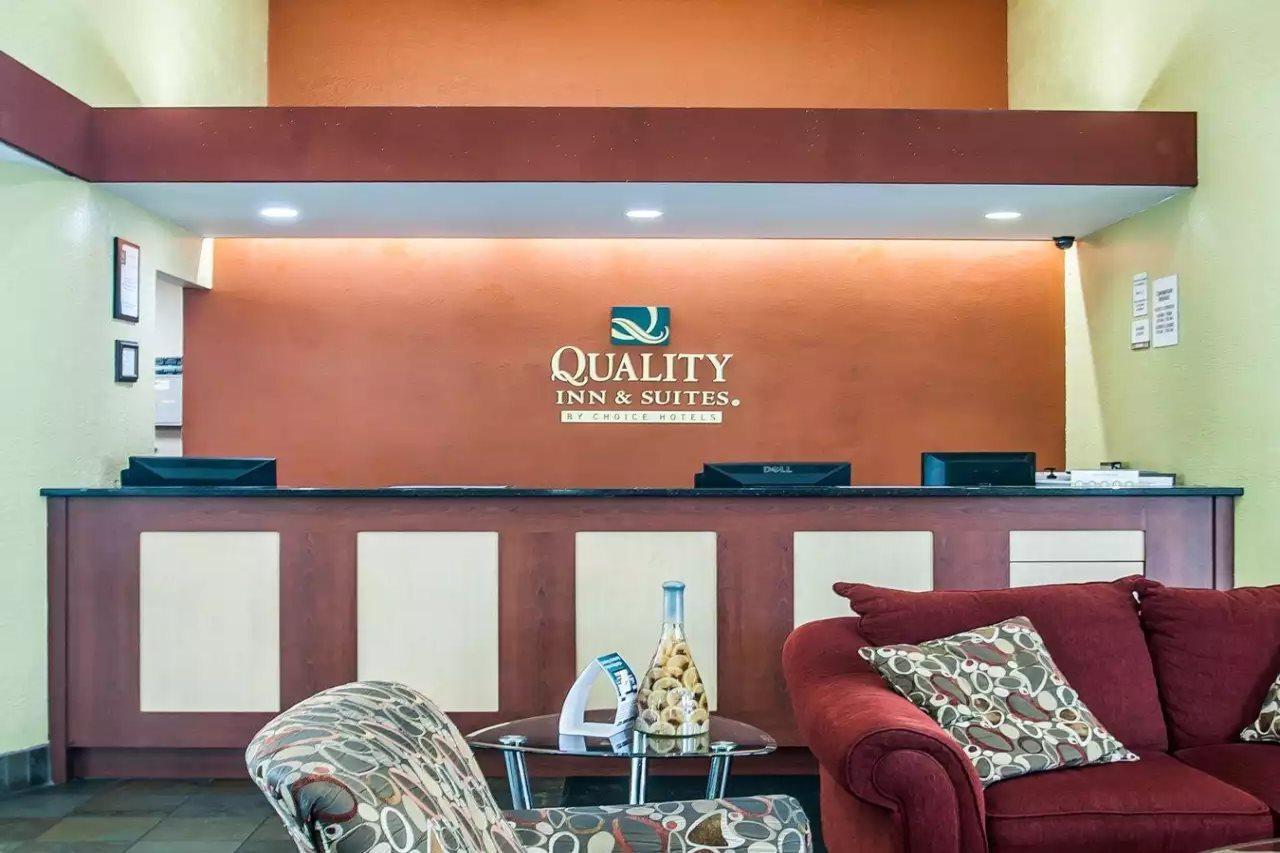 Quality Inn & Suites Kansas City I-435N Near Sports Complex Экстерьер фото
