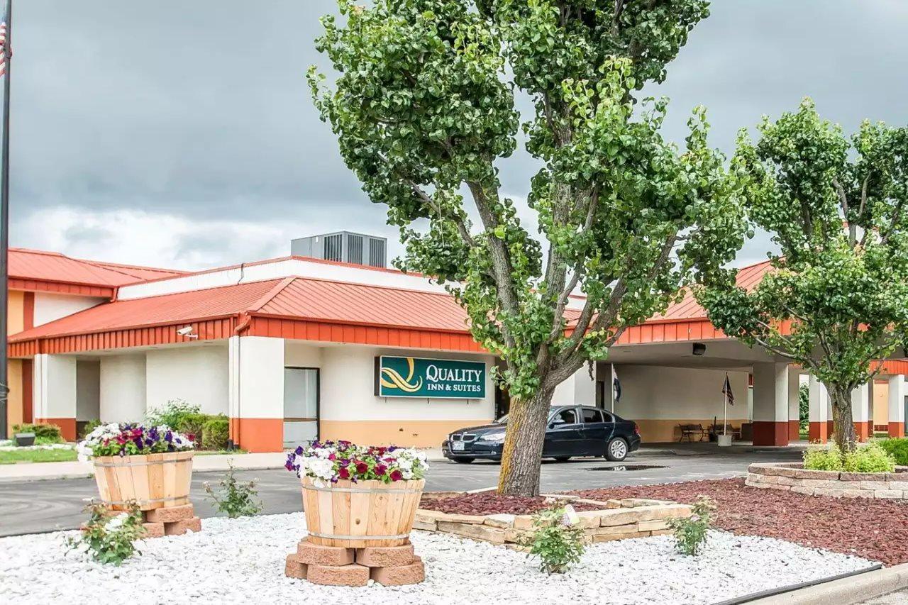 Quality Inn & Suites Kansas City I-435N Near Sports Complex Экстерьер фото