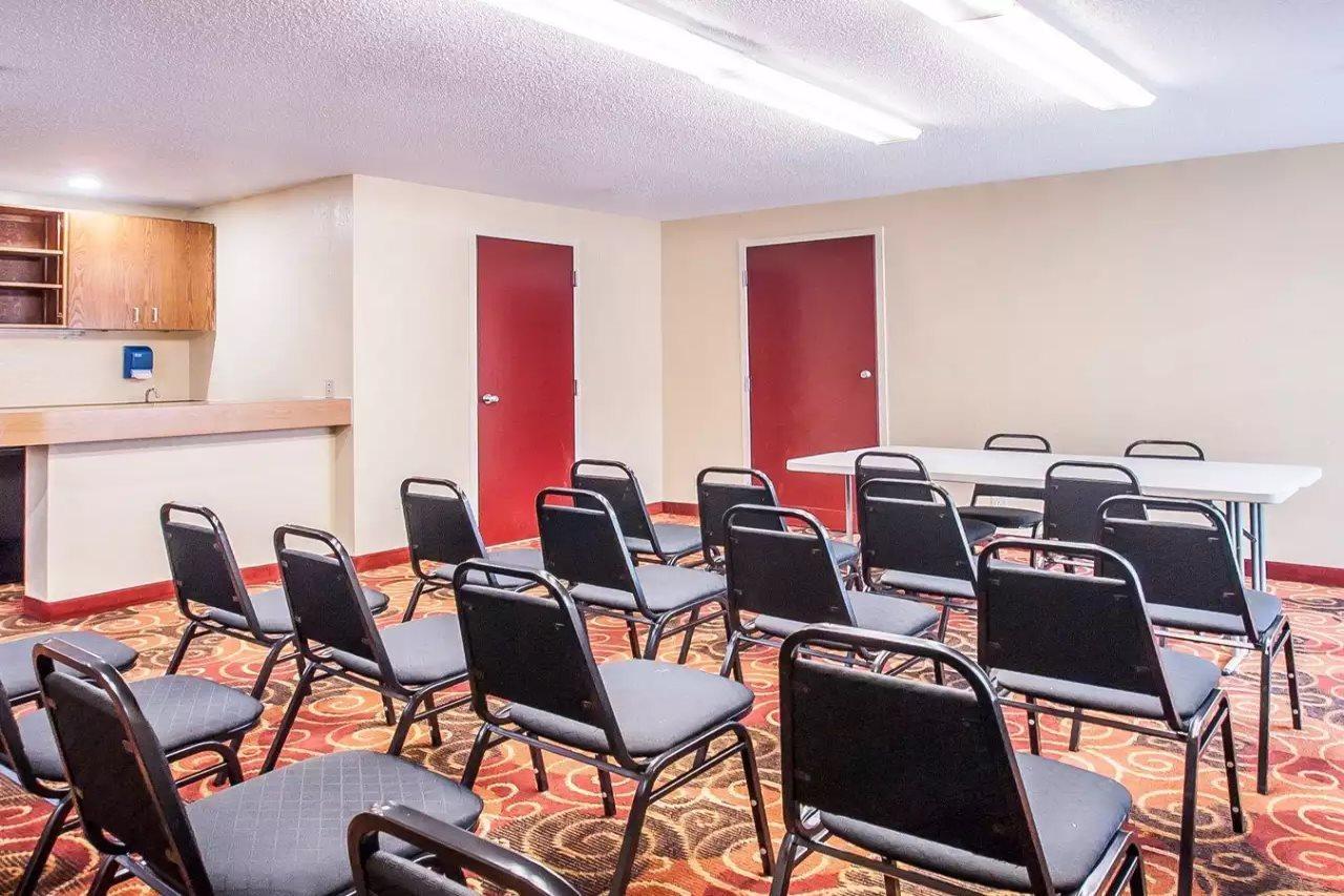 Quality Inn & Suites Kansas City I-435N Near Sports Complex Экстерьер фото