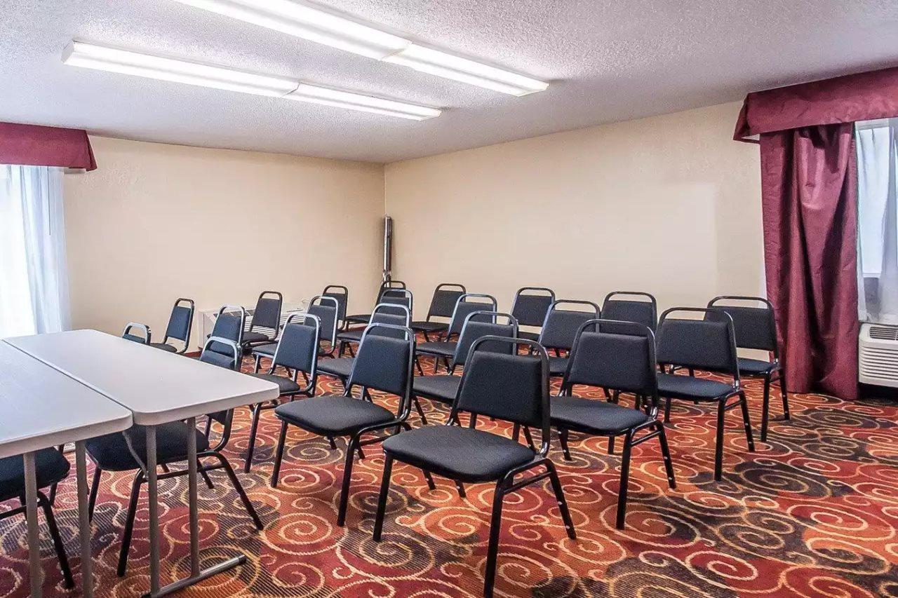 Quality Inn & Suites Kansas City I-435N Near Sports Complex Экстерьер фото