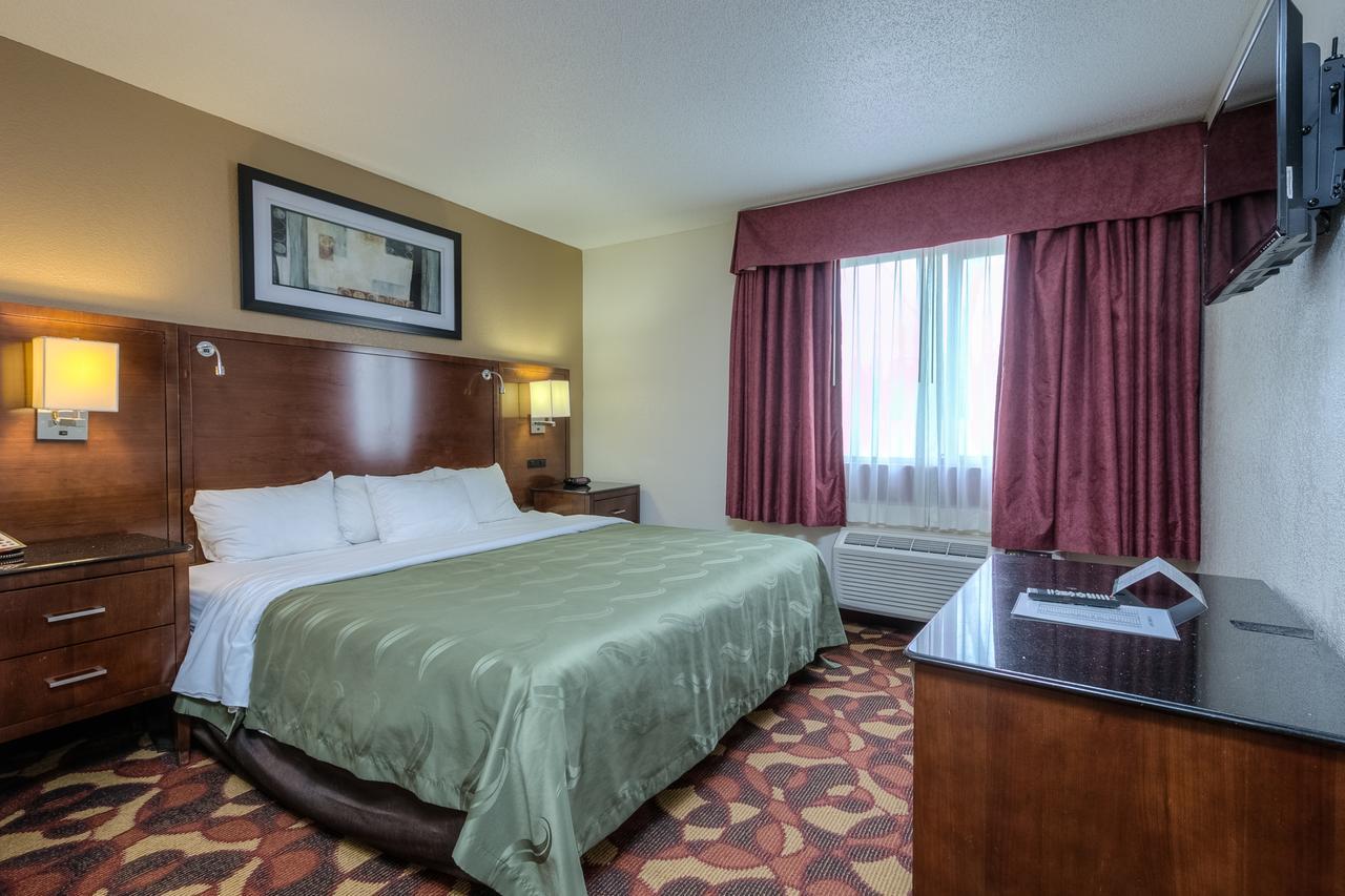 Quality Inn & Suites Kansas City I-435N Near Sports Complex Экстерьер фото