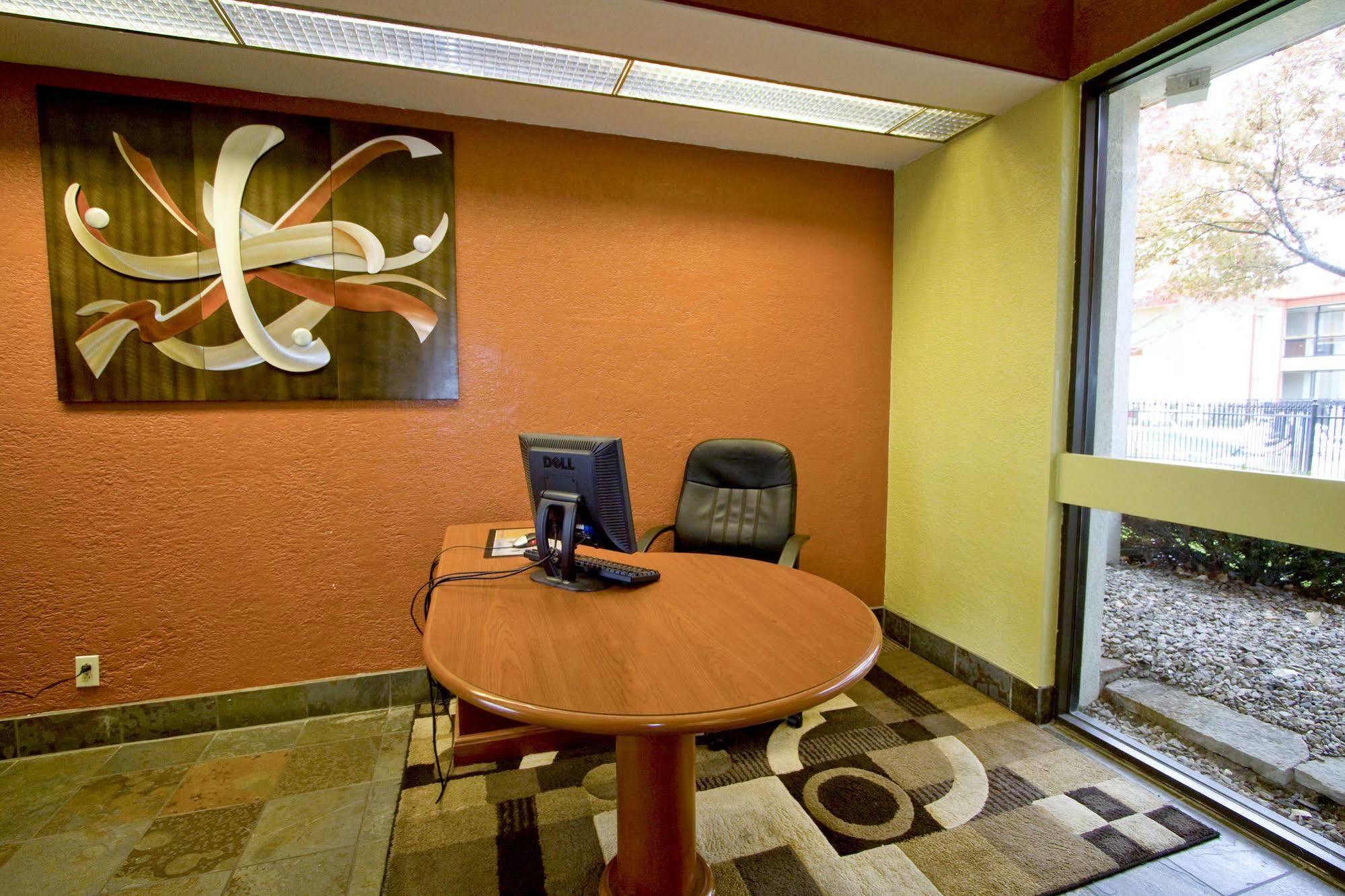 Quality Inn & Suites Kansas City I-435N Near Sports Complex Экстерьер фото